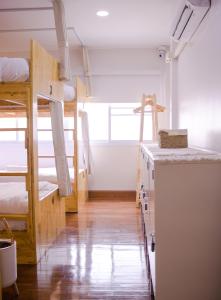 清迈Home Story Hostel Chiang Mai的宿舍间设有双层床和柜台。