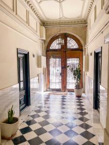 巴塞罗那拉莫斯旅馆的大堂设有 ⁇ 形地板和大门