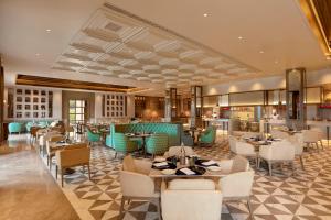 乌代浦Mementos by ITC Hotels, Ekaaya, Udaipur的一间带桌椅的用餐室和一间餐厅