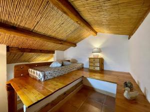 罗通多港Domo s'Altura的一间卧室设有一张床和木制天花板