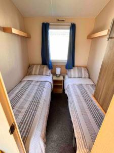 ParkestonLola’s Caravan. Your home away from home.的小型客房 - 带2张床和窗户