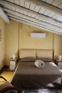 苏尔扎诺L'Oleandro sul Lago d'Iseo B&B的一间卧室设有一张带木制天花板的大床