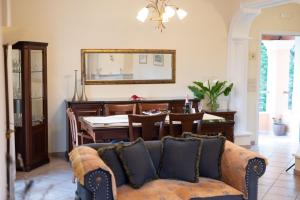 波塔莫斯La Bella Vita - Luxury Holiday House close to Corfu Town的客厅配有沙发和桌子