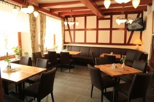 拜尔施泰因豪斯伯格梅特涅酒店的用餐室配有木桌和椅子