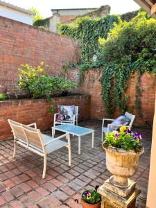 彼得马里茨堡Edgehill的庭院配有两把椅子和一张桌子,种有鲜花