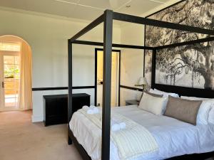彼得马里茨堡Edgehill的一间卧室配有一张黑色框架大床