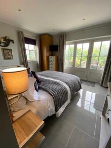 达特茅斯Downton Lodge Country Bed and Breakfast and; Self Catering的一间卧室配有一张带灯和窗户的床