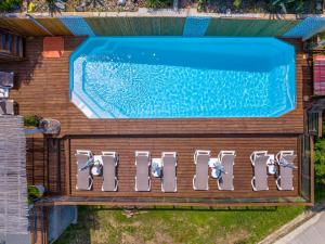 Santa-Reparata-di-Balagna巴加多恩度假酒店的房屋旁游泳池的顶部景色