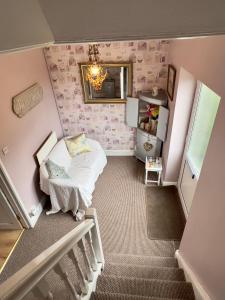格里姆斯比Prelude Guesthouse, Brigsley Grimsby的一间小卧室,配有一张床和镜子