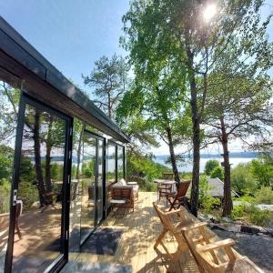 fjord : oslo的玻璃房子,设有配有桌子和长凳的庭院
