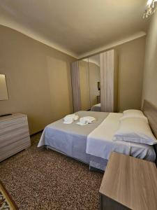 莱里奇White Lerici的酒店客房,设有两张床和镜子