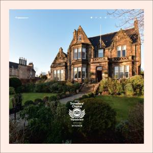 爱丁堡The Roseate Edinburgh - Small Luxury Hotels of the World的前面有标志的大房子