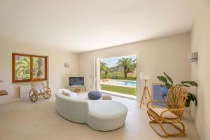 卡波利韦里Villa Elle Exclusive Isola d'Elba的客厅配有白色沙发和电视