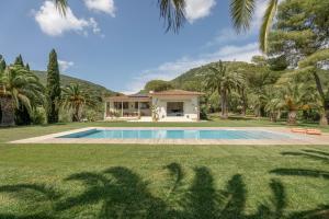 卡波利韦里Villa Elle Exclusive Isola d'Elba的庭院中带游泳池的房子
