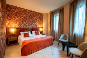 尼凯利诺帕里西酒店的配有一张床和一把椅子的酒店客房