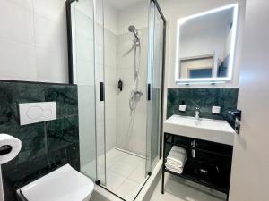 布拉迪斯拉发Villa Bea的带淋浴和盥洗盆的浴室