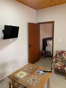 蒂拉登特斯Flat dos Bandeirantes的客厅配有沙发和墙上的电视