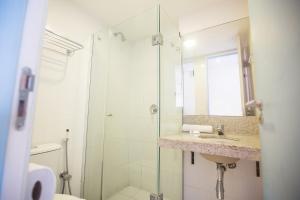 萨尔瓦多Rede Andrade Express的带淋浴、盥洗盆和卫生间的浴室