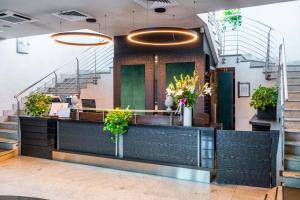 尼凯利诺帕里西酒店的大堂设有花卉和植物柜台