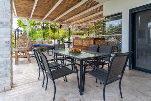 H̱efẕi BahMother Nature - Gilboa的庭院里的餐桌和椅子
