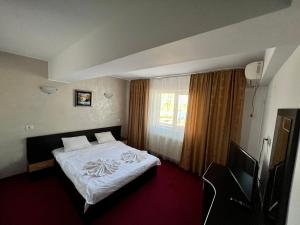 LuminaHanul Kartali的酒店客房,配有床和电视