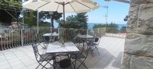 马拉泰亚Casa vacanze da Cristina app C的一个带桌椅和遮阳伞的庭院