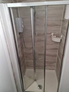 伦敦Top floor Warren st flat.的浴室里设有玻璃门淋浴