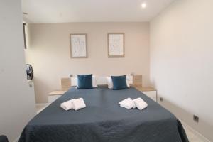 波尔蒂芒Praia_da_Rocha_Vista_Mar/Ocean_View的一间卧室配有一张带蓝白色枕头的大床
