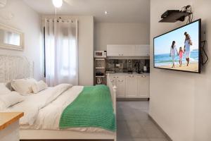 H̱efẕi BahMother Nature - Gilboa的卧室设有挂在墙上的电视