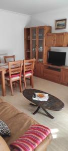 阿罗萨新镇Piso As Rodas的客厅配有桌子和电视