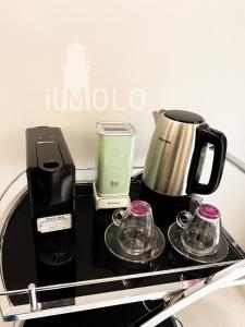 那不勒斯Il Molo的咖啡壶和杯子的柜台