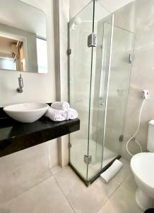 累西腓杜布莱原创酒店的一间带水槽和玻璃淋浴的浴室
