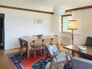基茨比厄尔Haus Astrid的客厅设有餐桌和椅子