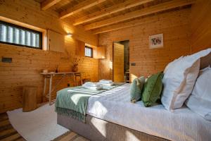 吉马良斯Villa Prendal Eco Living - Minho's Guest的小木屋内一间卧室,配有一张床