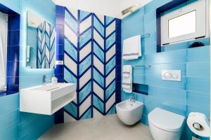阿马尔菲Residenza Al Pesce D'Oro的蓝色的浴室设有卫生间和水槽