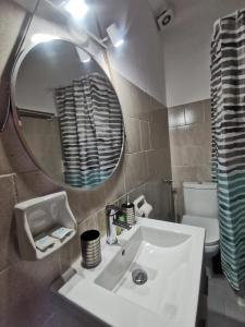帕蒂迪里奥Pension Anna的浴室设有白色水槽和镜子