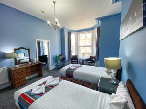兰迪德诺百老汇酒店的蓝色的客房配有两张床和镜子