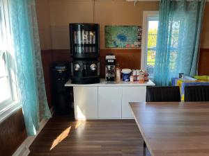 罗贝瓦勒Auberge Lac-Saint-Jean的厨房配有桌子和咖啡机。