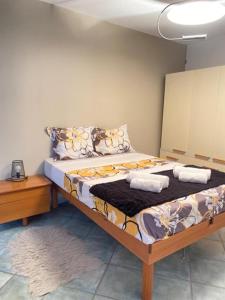 尼斯Appartement 02 Vue Panoramique -WIFI- Parking privé -NICE的一间卧室配有带毛巾的床