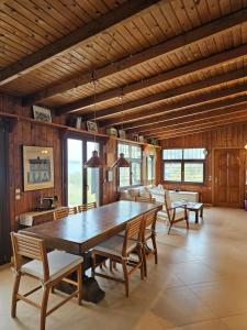欧拉努波利斯Athos SEAgull wagon的用餐室配有大型木桌和椅子
