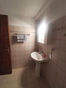 阿洛尼索斯古镇SeaL Villa的白色的浴室设有水槽和镜子