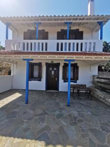阿洛尼索斯古镇SeaL Villa的前面有蓝色柱子的房子