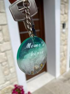 尼基季Momo's House的钥匙链上说妈妈在里面