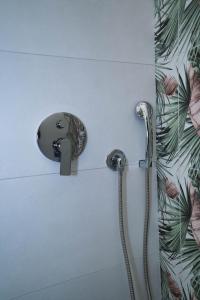 巴里Arco Alto Rooms的带淋浴喷头的浴室