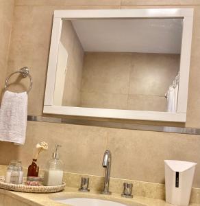 耶尔瓦布埃纳Cálido monoambiente con cochera en Yerba Buena的浴室水槽上方设有镜子和水槽