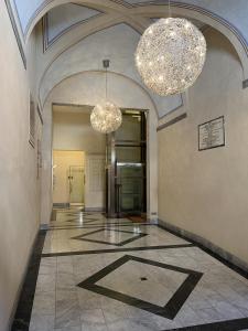 利沃诺La Suite di Chiara的大楼内带两个吊灯的走廊