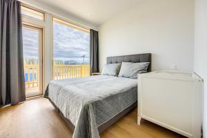卡拉约基Seaview Villa Resort的一间卧室设有一张床和一个大窗户