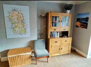 布罗迪克Allandale House的一间带椅子和木柜的房间