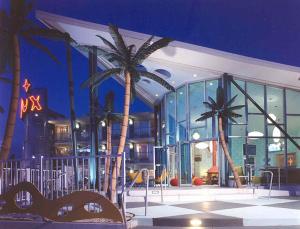 怀尔德伍德斯达鲁斯酒店的一座棕榈树在晚上的建筑