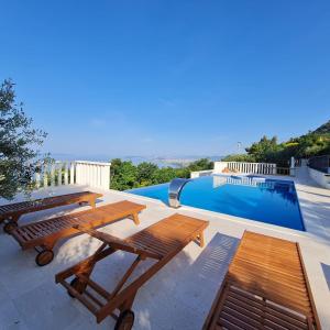 珀德垂那Sea view Luxury Hotel Villa Conte with private swiming pool and romantic SPA的一个带两张野餐桌的庭院和一个游泳池